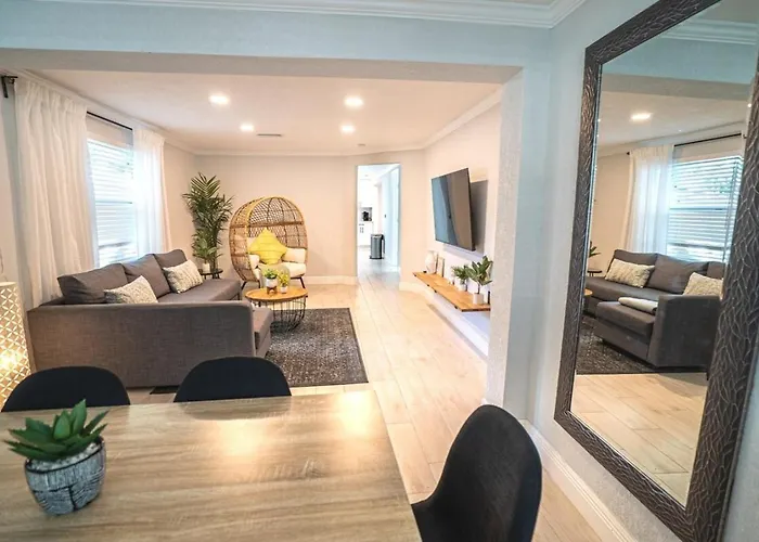 Tranquil & Fully Renoveted Home Near Busch Gardens